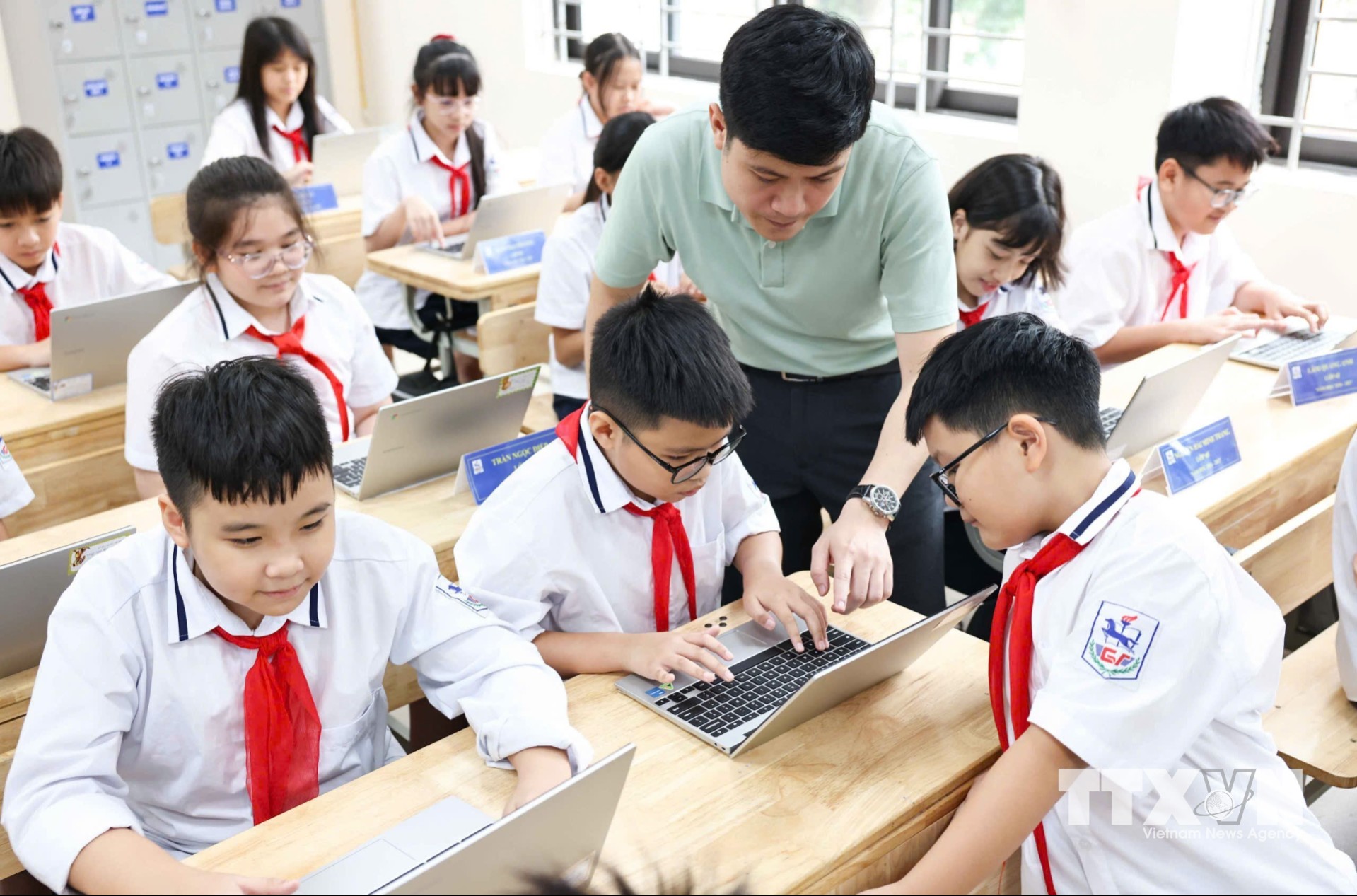 Không chỉ thay đổi trải nghiệm học tập, lớp học số còn góp phần nâng cao kỹ năng công nghệ cho học sinh như: soạn thảo văn bản trên Google Docs, thiết kế sơ đồ/bài thuyết trình trên Slides, làm việc nhóm trực tuyến… (Ảnh: Thanh Tùng/TTXVN)